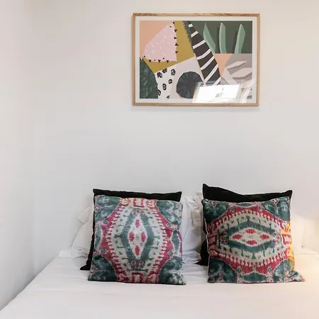 Spacious 7bed In Arroios Лиссабон