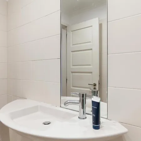 Spacious 7bed In Arroios *
